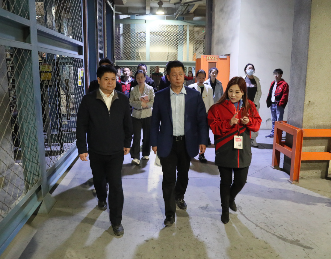 經(jīng)開區(qū)工委副書記、組織人事部部長于淼一行蒞臨美巢參觀督導(dǎo)